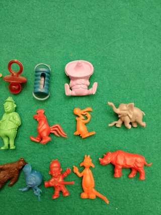Vari pupazzi di plastica