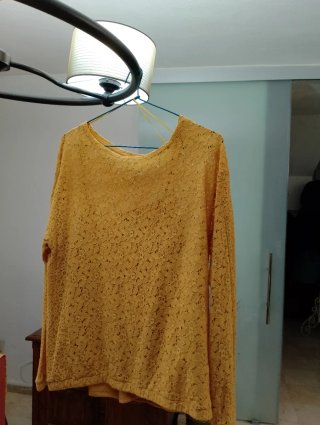 Blusa de encaje con tirantes amarilla