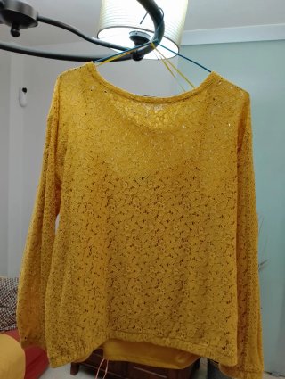 Blusa de encaje con tirantes amarilla