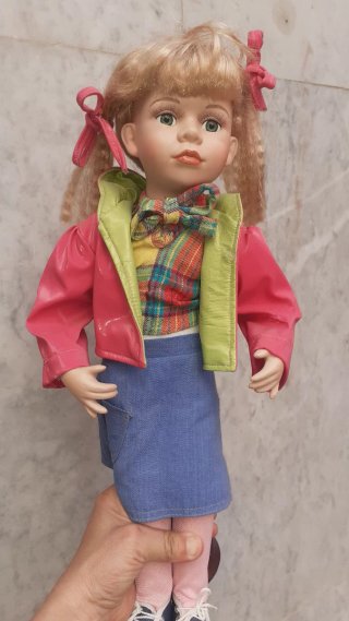 Muñeca de porcelana con ropa