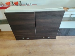 Muebles de cocina marrones y blancos