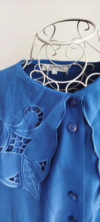 Camisa vintage azul con cuello bordado