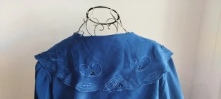 Camisa vintage azul con cuello bordado