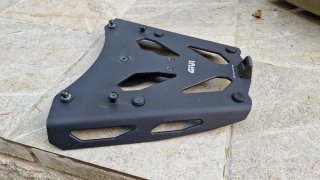 Soporte negro Baúl Givi Yamaha Tracer 9 GT 2021/22