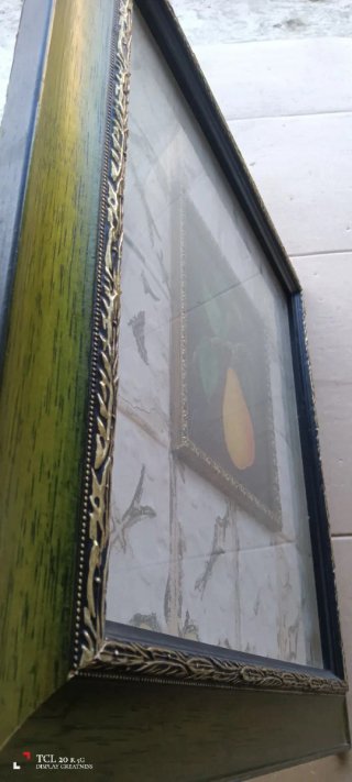 Cornice in legno con foglio di pera