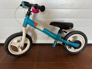 Bicicleta de equilibrio azul