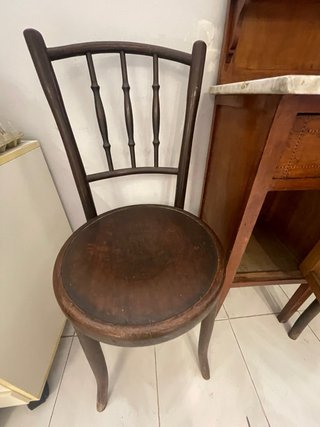 Mueble antiguo y 2 sillas