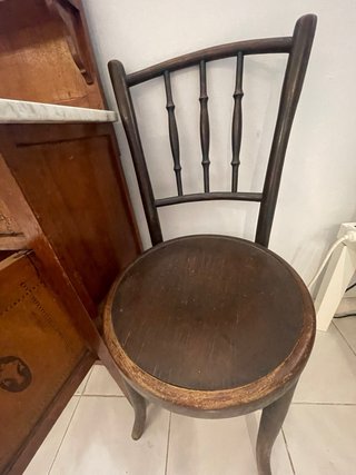Mueble antiguo y 2 sillas