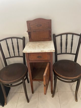 Mueble antiguo y 2 sillas