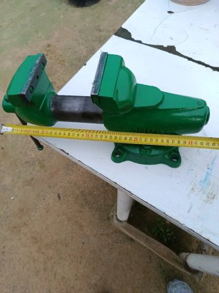 Vendo tornillo de banco...