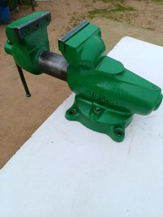 Vendo tornillo de banco...