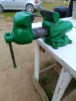 Vendo tornillo de banco...