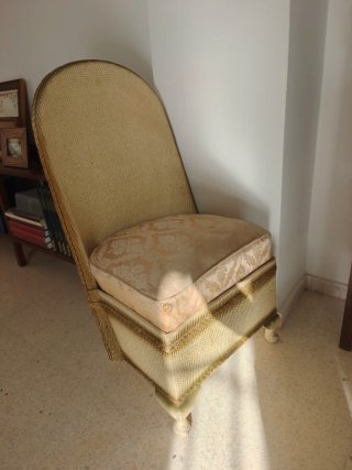 sillón antiguo de mimbre y madera