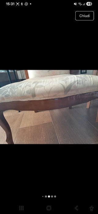 Poltrona in tessuto con struttura in legno