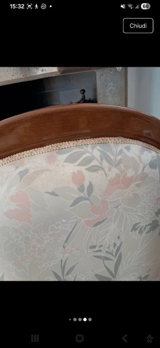 Poltrona in tessuto con struttura in legno