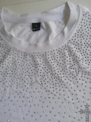 Camiseta blanca con pedrería y cruces de hombre