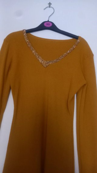 Vestito senape con dettagli dorati