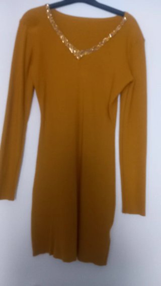 Vestito senape con dettagli dorati