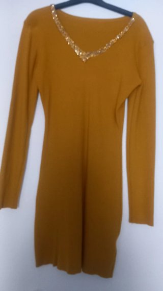 Vestito senape con dettagli dorati