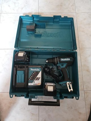 Maletín Makita con taladro, 2 baterías y cargador.