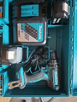 Maletín Makita con taladro, 2 baterías y cargador.