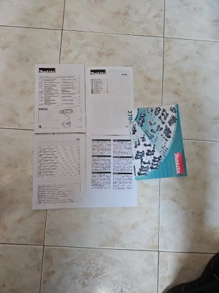 Maletín Makita con taladro, 2 baterías y cargador.