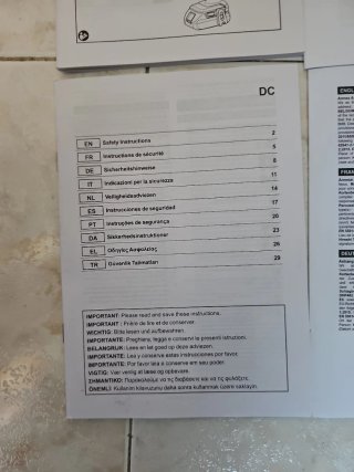 Maletín Makita con taladro, 2 baterías y cargador.