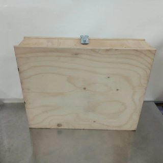 Caja de madera tipo baúl.