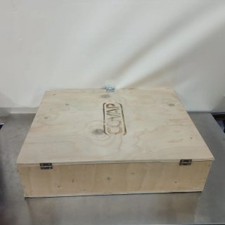 Caja de madera tipo baúl.