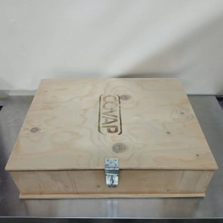Caja de madera tipo baúl.