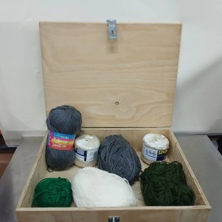 Caja de madera tipo baúl.