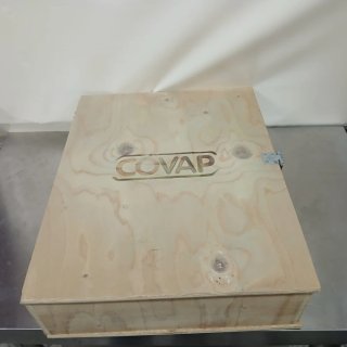 Caja de madera tipo baúl.