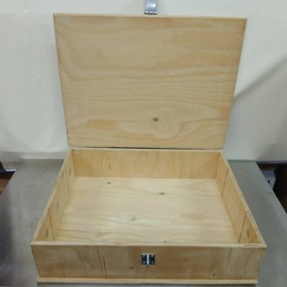 Caja de madera tipo baúl.