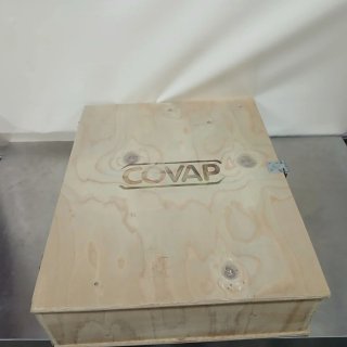 Caja de madera tipo baúl.