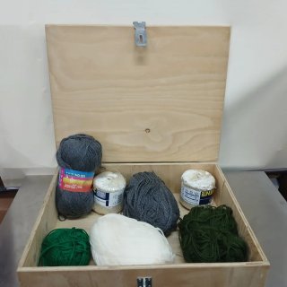 Caja de madera tipo baúl.