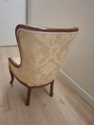 Sillón antiguo tapizado beige y madera