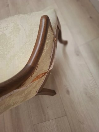 Sillón antiguo tapizado beige y madera