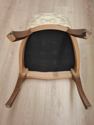 Sillón antiguo tapizado beige y madera