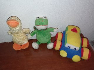 Lote 3 peluches: Pato, Rana y Coche