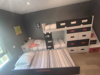 Habitación juvenil camas tipo tren con cajones