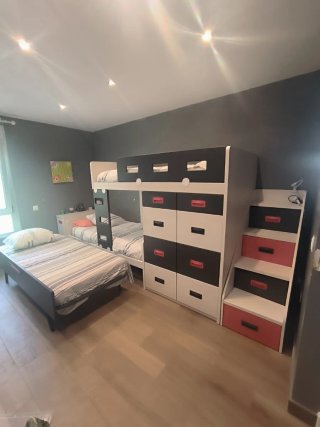 Habitación juvenil camas tipo tren con cajones