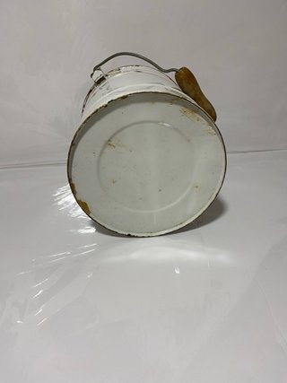 Jarra y cubo esmaltado blanco con borde rojo