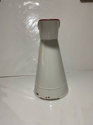 Jarra y cubo esmaltado blanco con borde rojo