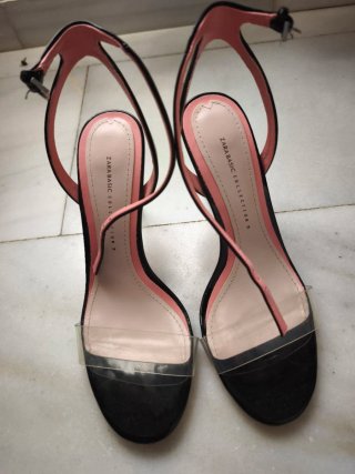 Zapatos de tacón Zara negros y rosas
