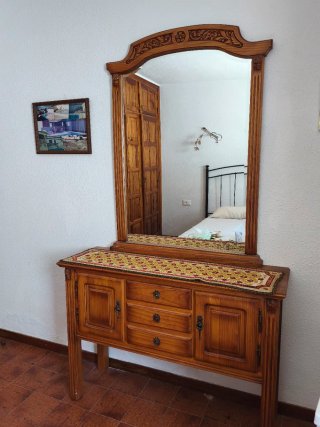 Consola de madera con espejo
