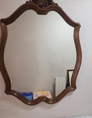 Mueble recibidor clásico con mármol y espejo