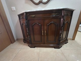 Mueble recibidor clásico con mármol y espejo