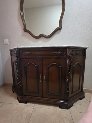 Mueble recibidor clásico con mármol y espejo