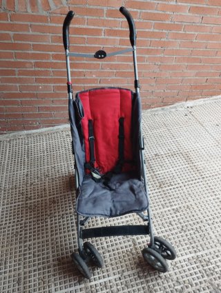 Silla de paseo plegable roja y negra