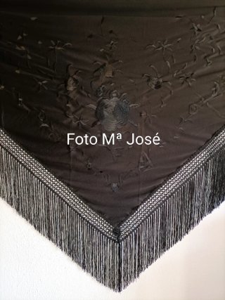 Mantoncillo flamenca negro bordado negro